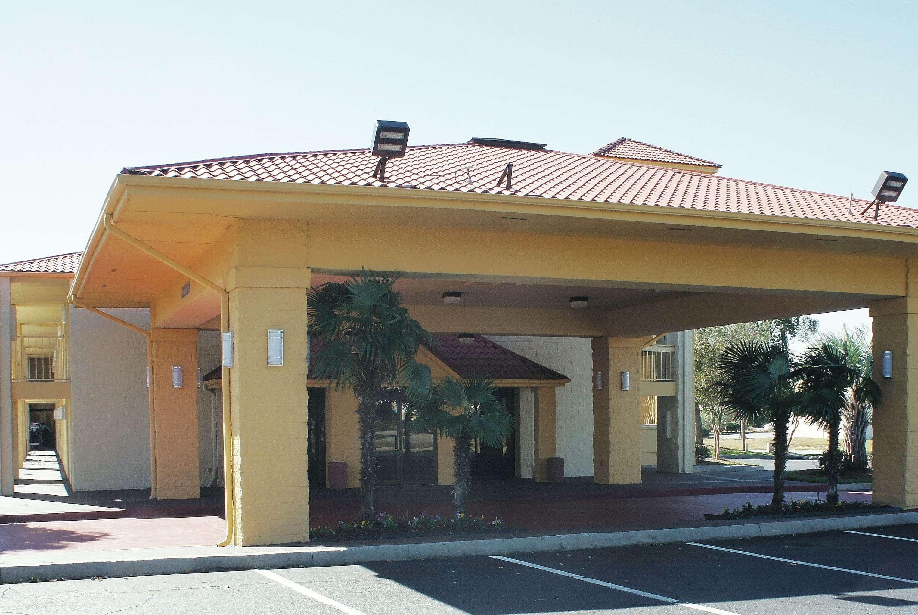 Super 8 By Wyndham Savannah Exterior foto