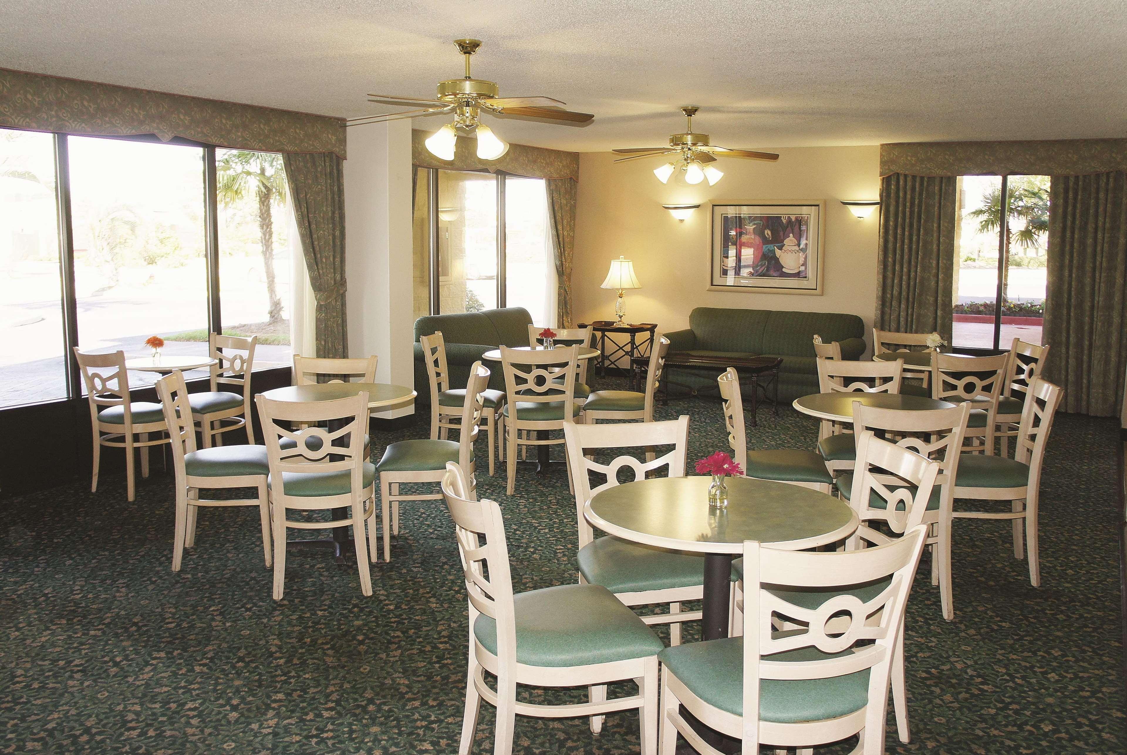 Super 8 By Wyndham Savannah Exterior foto