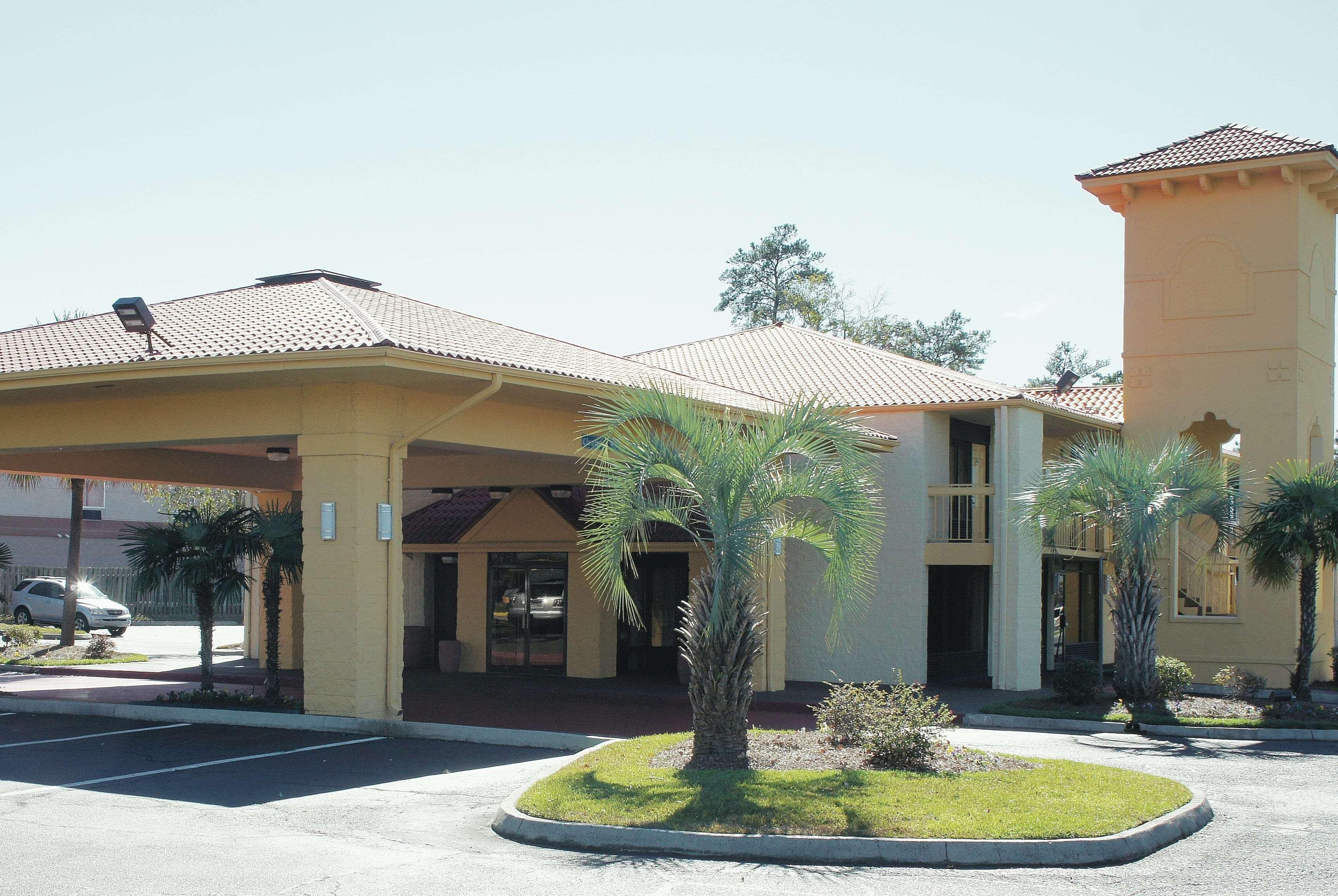Super 8 By Wyndham Savannah Exterior foto