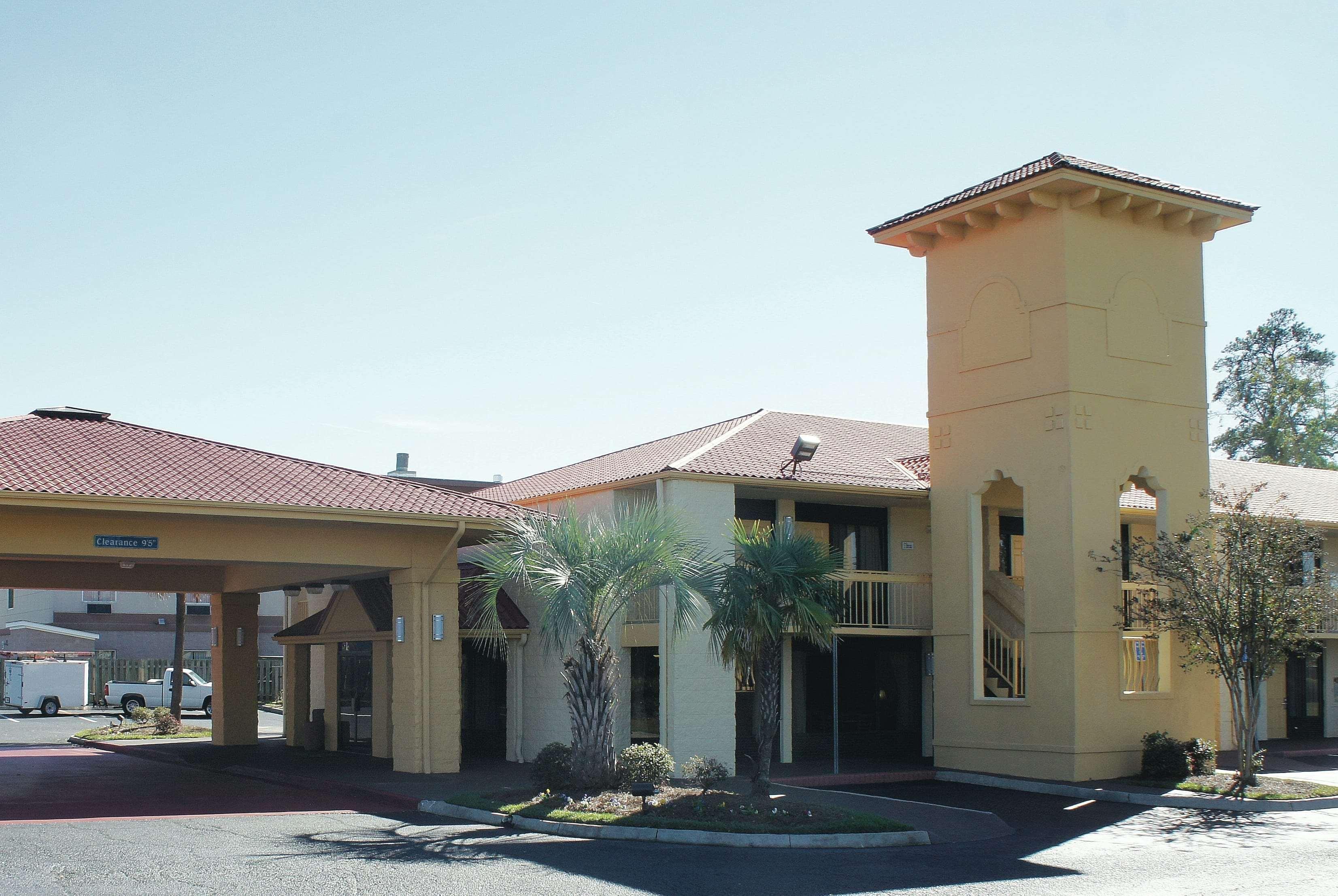 Super 8 By Wyndham Savannah Exterior foto