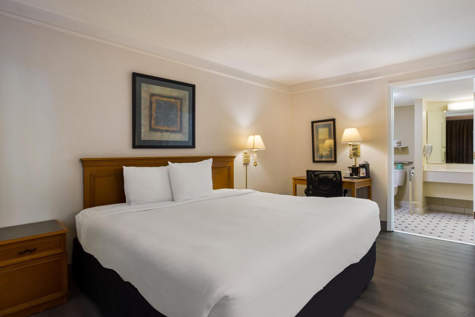 Super 8 By Wyndham Savannah Exterior foto